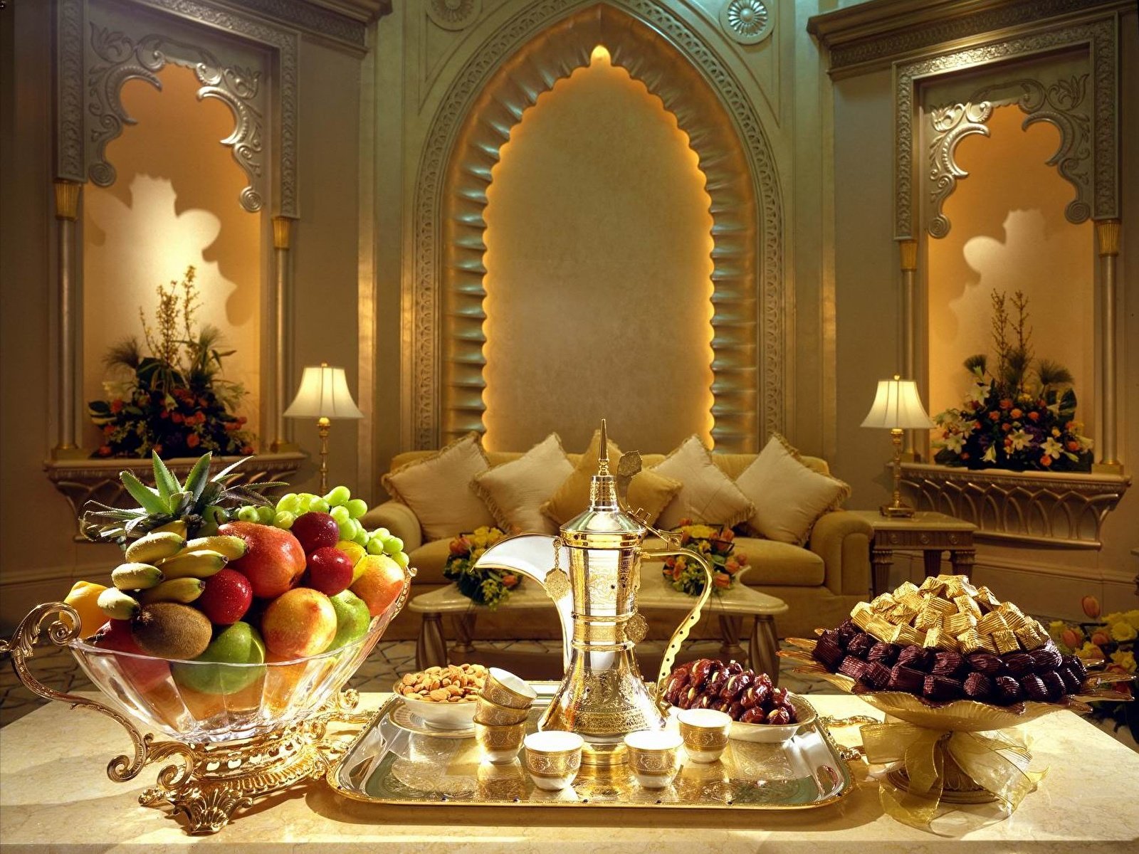 Будь спокоен на арабском. Вечер в арабском стиле. Шикарный стол с едой. Добрый вечер в Восточном стиле. Новый год в арабском стиле.