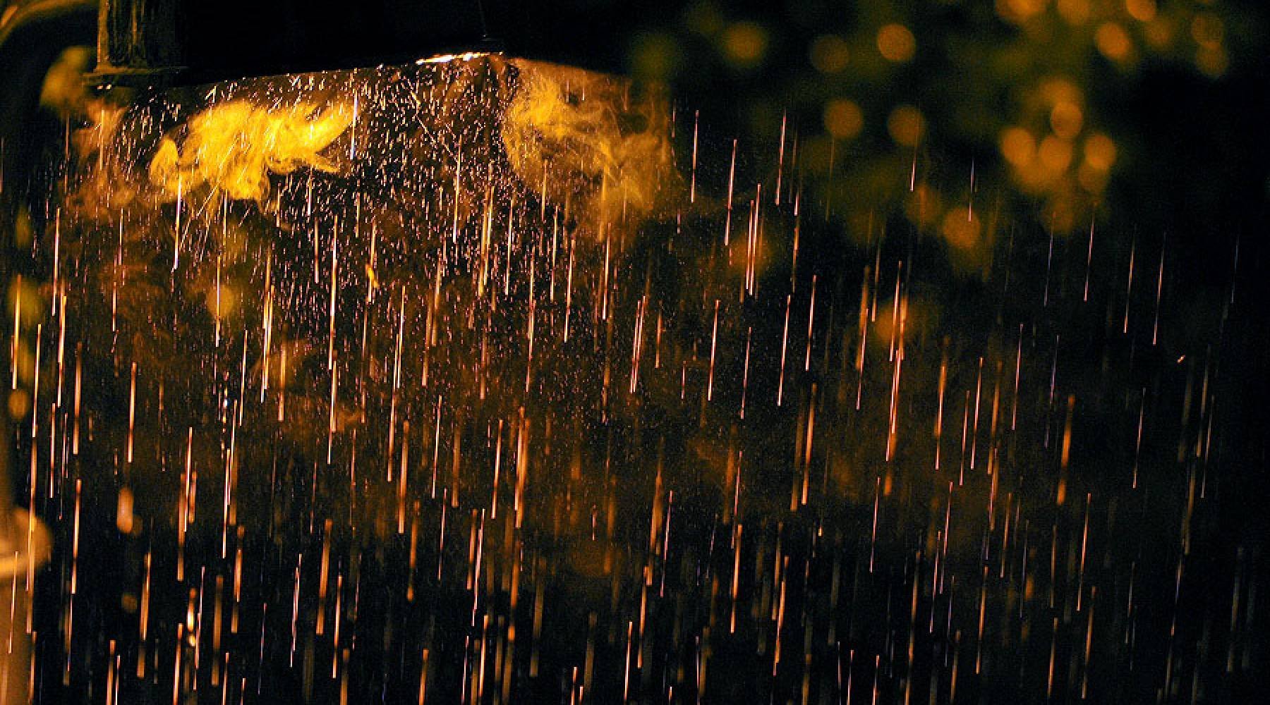 Кипящий дождь. Ночной дождь Тарковский. Дождь ночью. Осень дождь. Дождливая ночь.