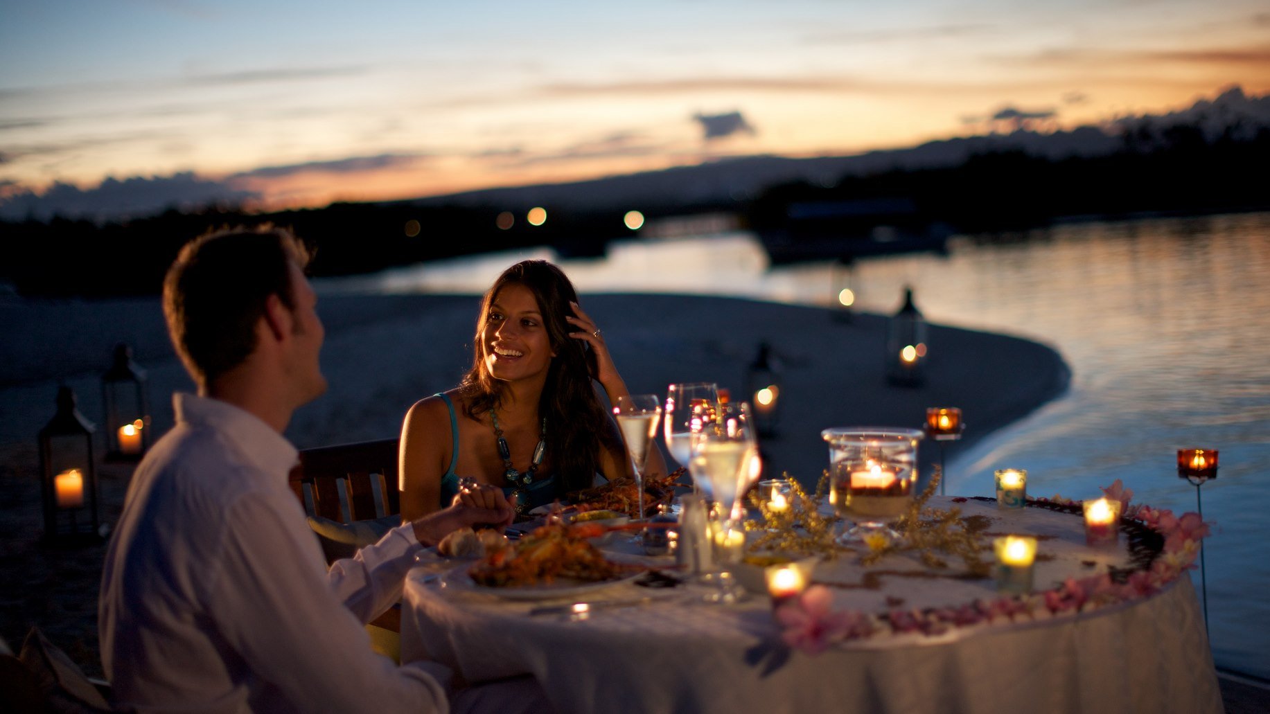 Проводить время с любимым человеком. Романтический ужин. Романтический вечер. Романтический ужин при свечах. Ужин на берегу реки.
