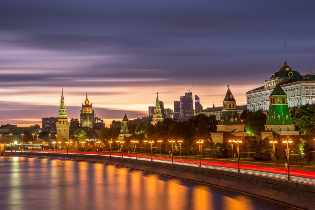 Москва вечером лето. Москва река Кремль. Кремль рассвет. Ночная Москва панорама. Московский Кремль вечером.