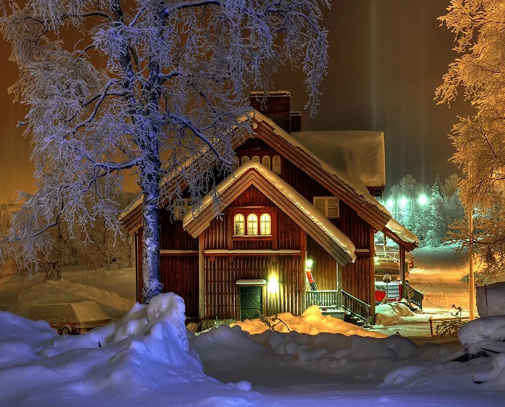 Открытки красивого зимнего вечера. Зимний домик. Новогодний домик в лесу. Домик в зимнем лесу. Сказочный домик зимой.