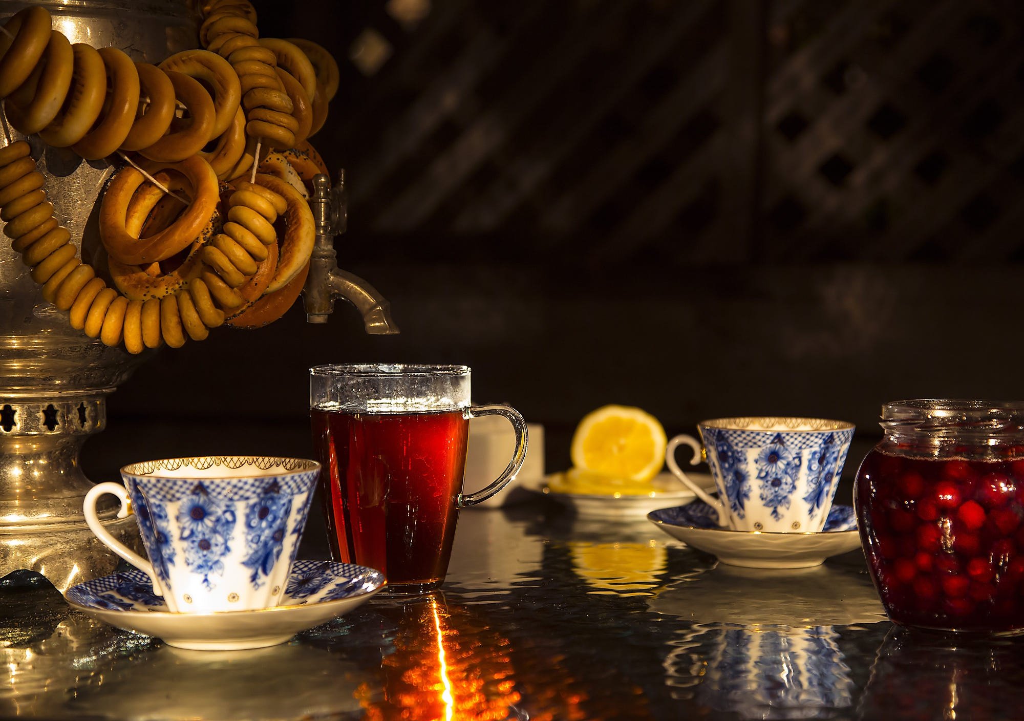 Чай с баранками пьем. Вечерний чай. Вечернее чаепитие. Вечер чай. Самовар чай.