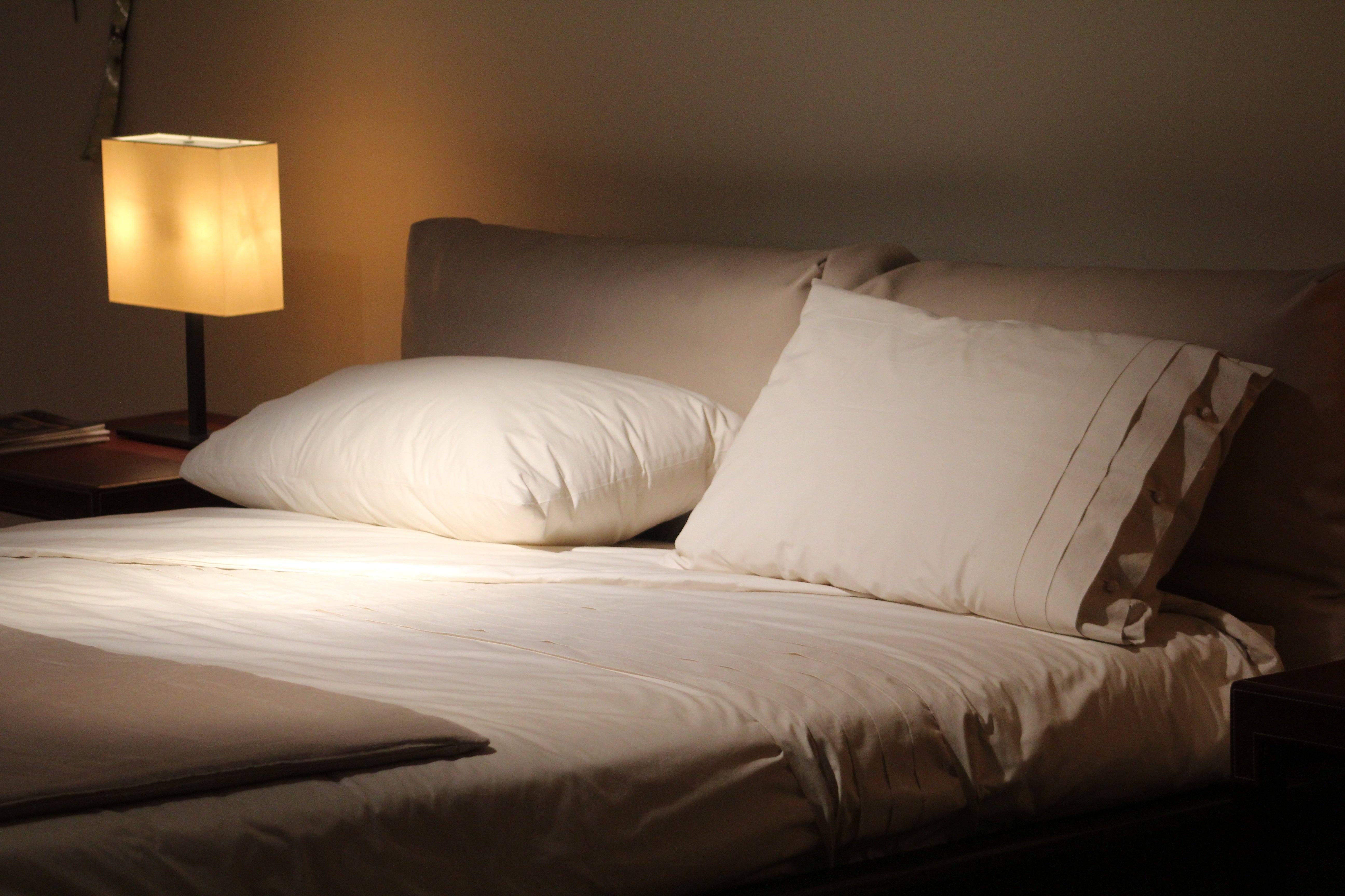 Постель постелька. Подушки на кровати. Кровать в спальню. Кровать ночью. Кровать фон.