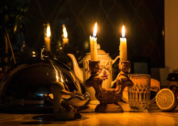При свечах