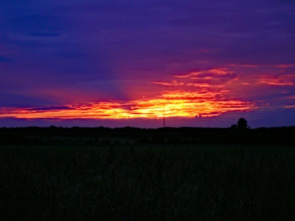 Летний вечер последние лучи заката