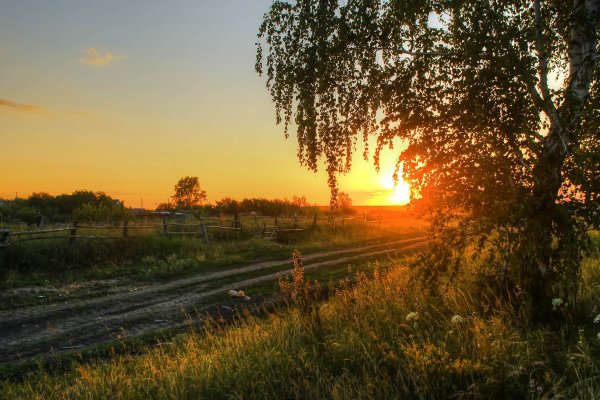 Красивый закат в деревне