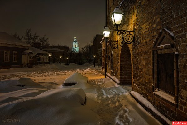 Зимний двор ночью
