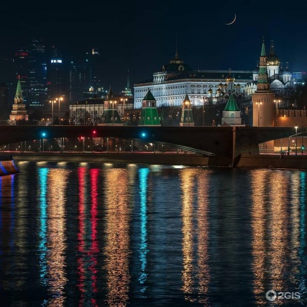 Большой Москворецкий мост в Москве ночью