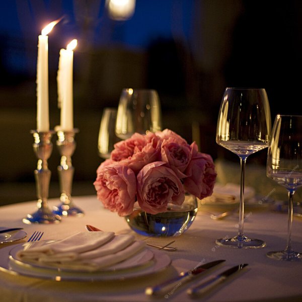 Джакузи с лепестками роз и свечами