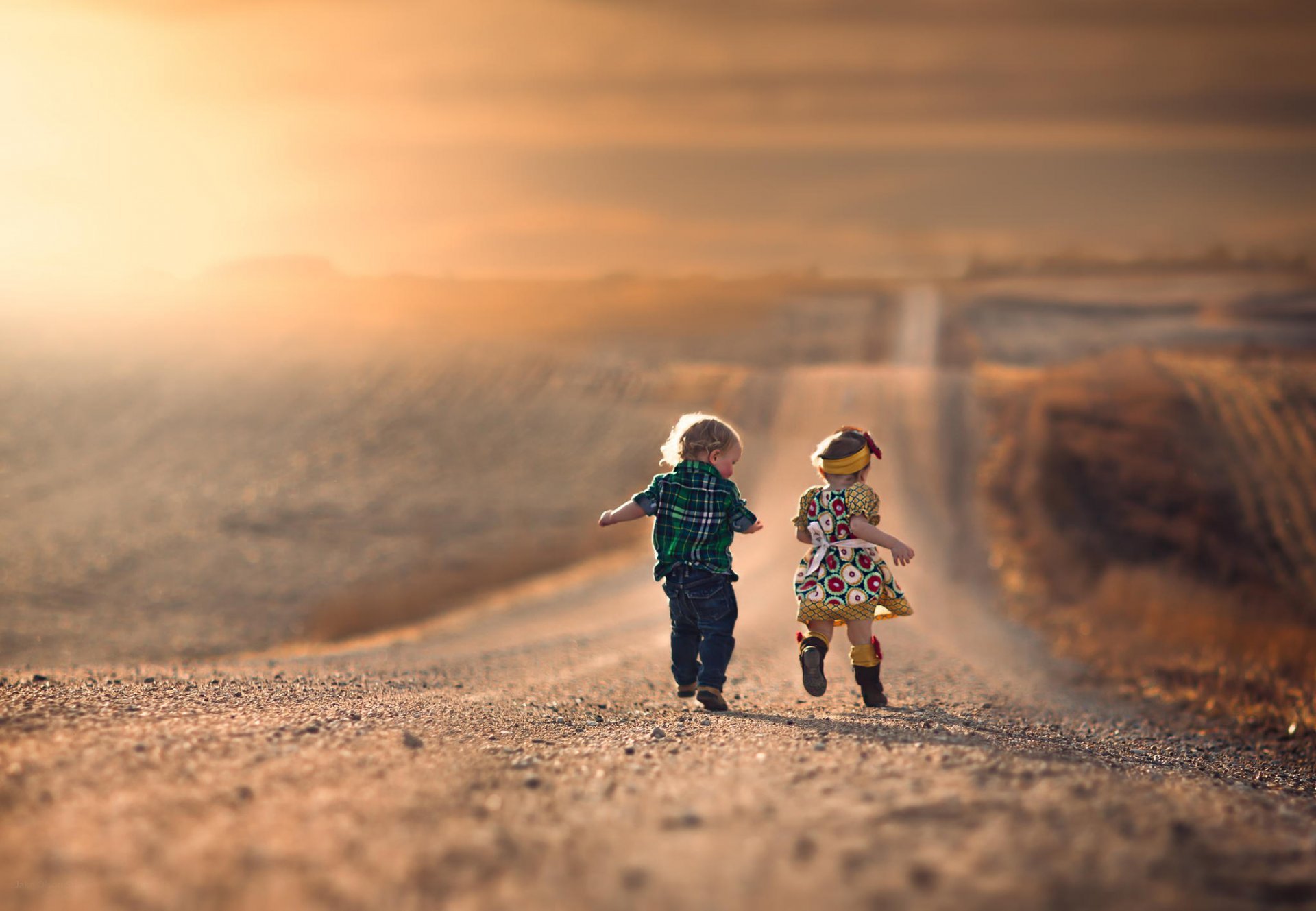 Мальчик и девочка идут по дороге