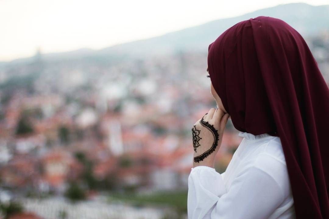 Я мусульманка. Алхамдулиллах мусульманка. Красивые мусульманки со спины. Девушка в хиджабе со спины. Девушка в хиджабе сзади.