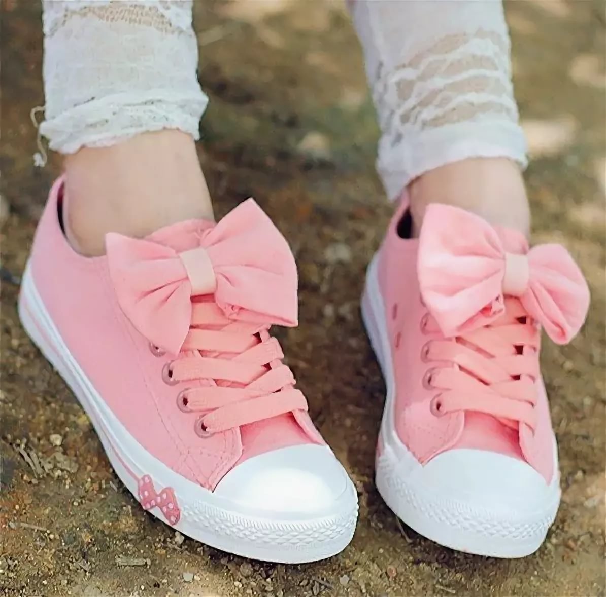 Розовые кроссовки на девушке