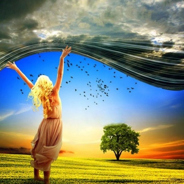 Ребенок с игрушкой сидит спиной