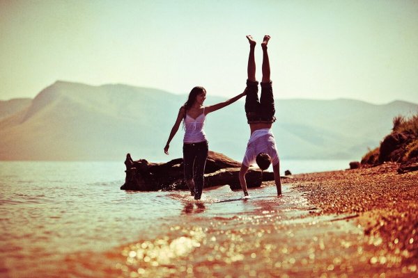 Счастливые люди на море