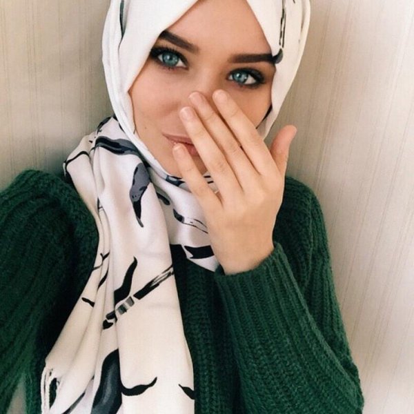 Женщина в платке со спины