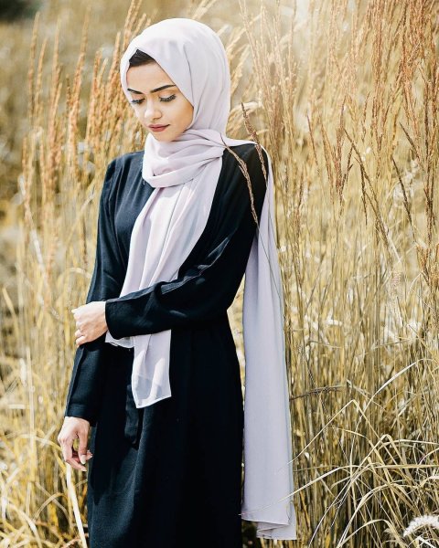 Женщина в платке со спины