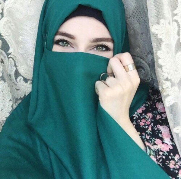 Сальма Галаева в хиджабе