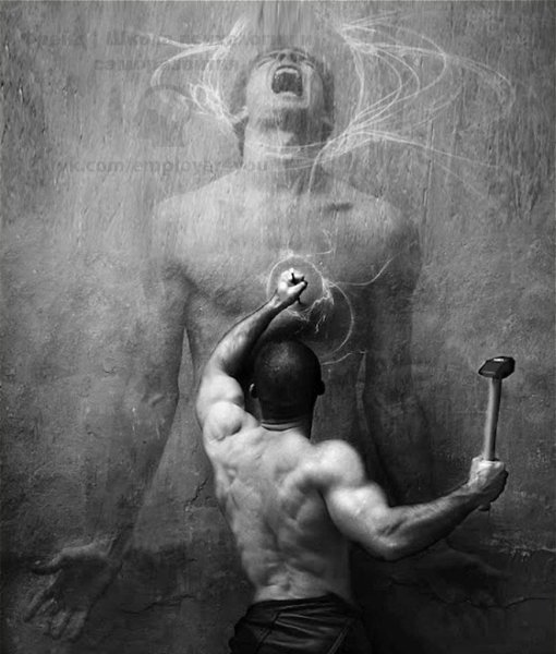 Картина женщина вбивает гвоздь в голову мужчине