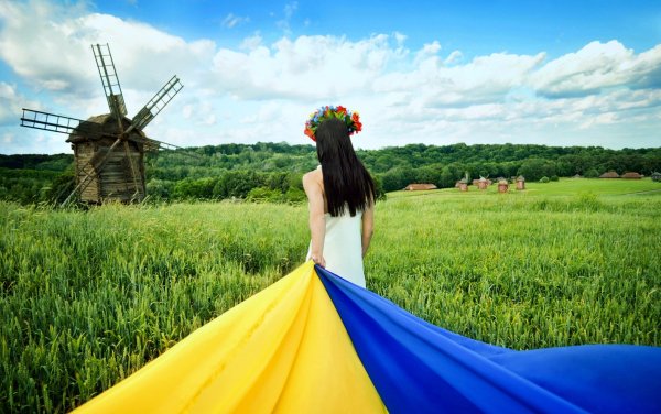 Украинка в поле