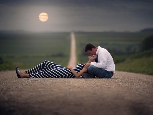 Влюбленные на дороге