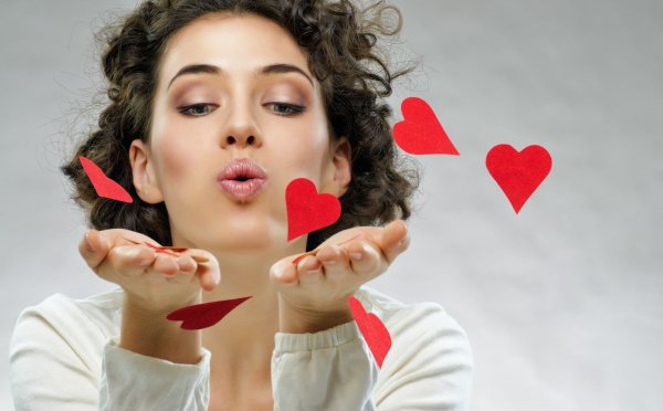 Воздушный поцелуй мужчины