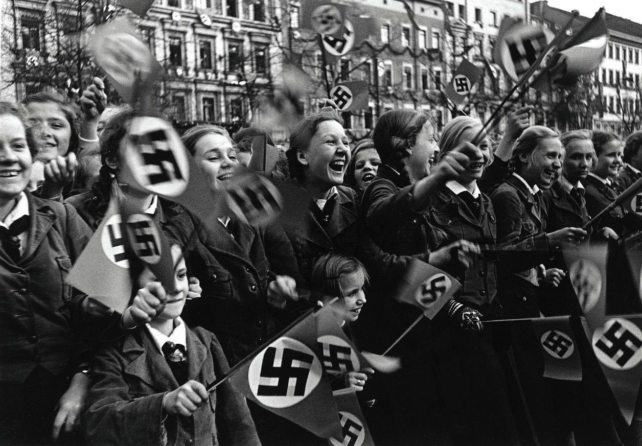 Фашистское общество. Факельное шествие НСДАП. Фашисты Германии.