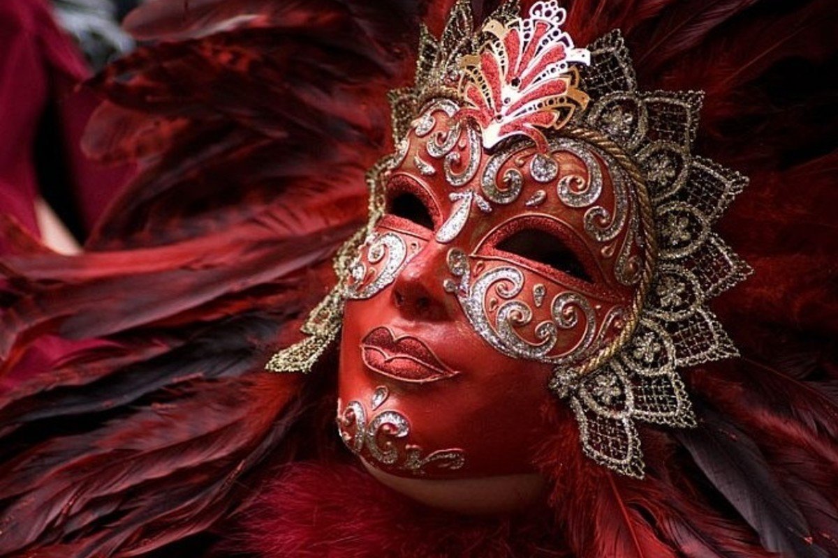 Самая красивая маска. Венецианская маска Вольто. Венецианский карнавал Вольто. Ньяга венецианская маска. Маска красная карнавал Венеция.