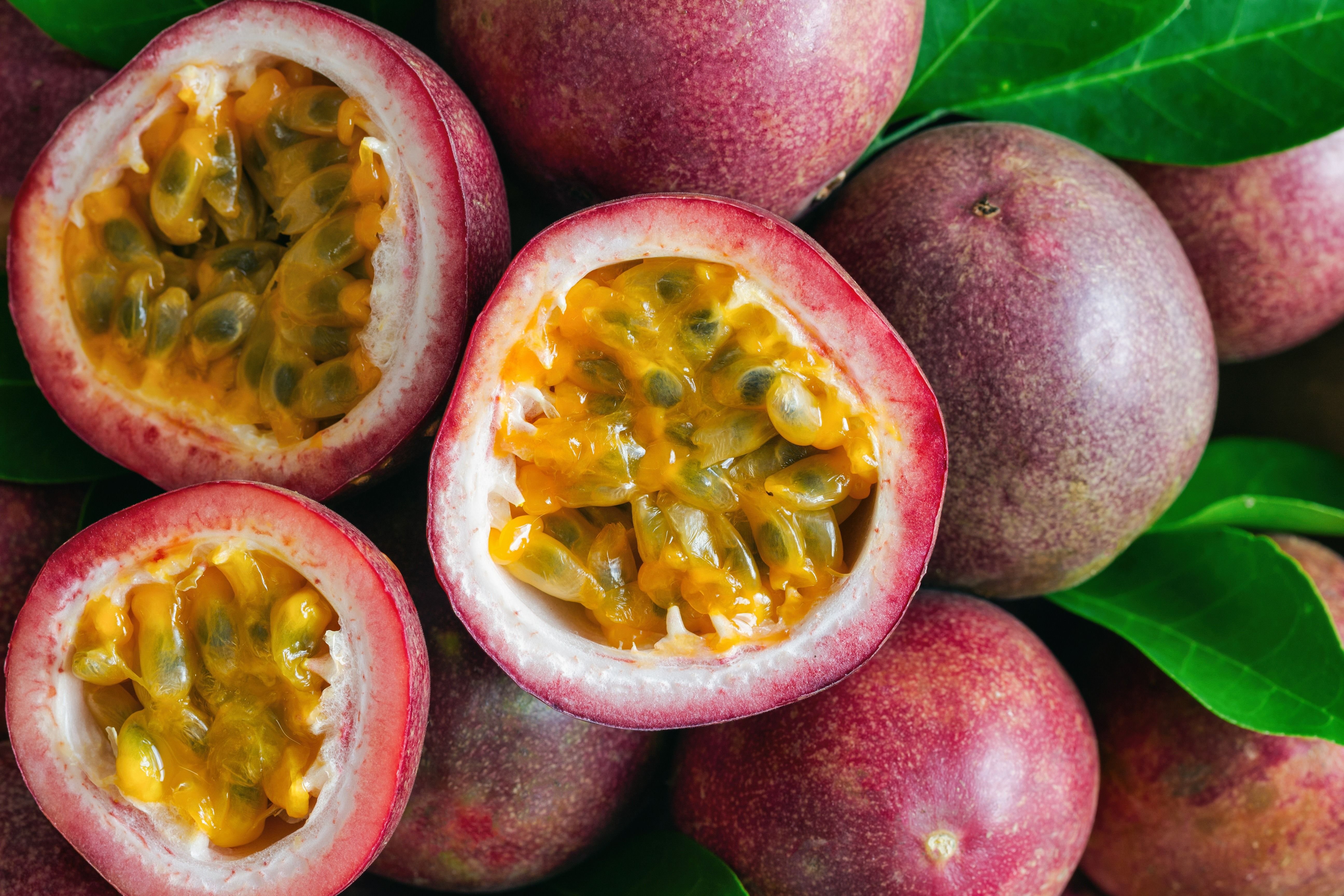 Passion fruit orange guava перевод. Маракуйя Пэшн Фрут. Манго папайя маракуйя. Маракуйя Тайланд. Папайя питахайя маракуйя.