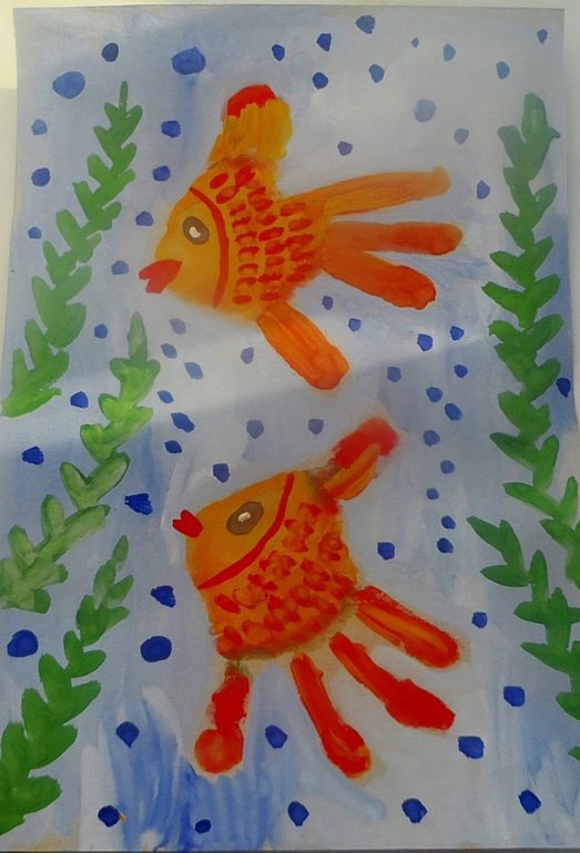 Золотая рыбка младшая группа. Рисование ладошкой рыбка. Нетрадиционное рисование рыбки. Нетрадиционное рисование рыбы. Рисование рыбки ладошкой средняя группа.