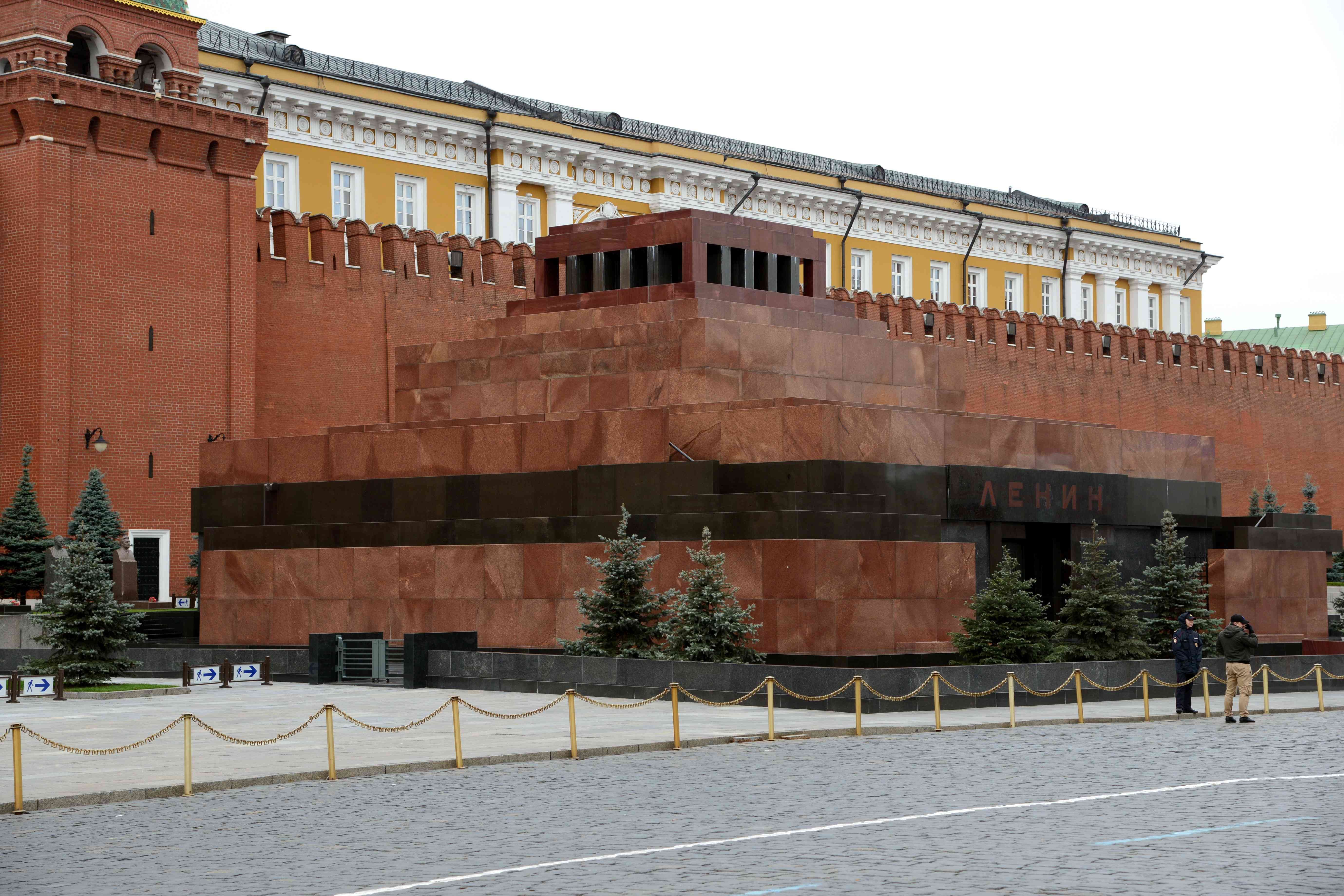 Мавзолей ленина архитектурный стиль. Мавзолей в.и Ленина на красной площади в Москве. Мавзолей Ленина в Москве. Мавзолей Ленина в Москве внутри.