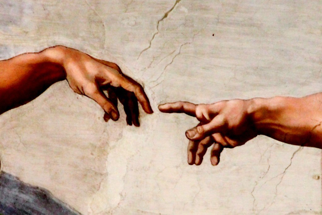 Человек соприкасается с искусством с самого рождения. Микеланджело Сотворение Адама. Микеланджело Сотворение Адама руки Эстетика. Две руки картина Микеланджело. Картина Микеланджело руки тянутся.