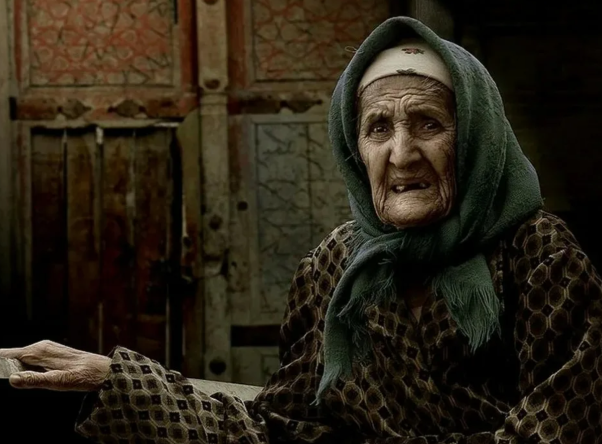 Бабушка фут. Старая женщина колдунья.