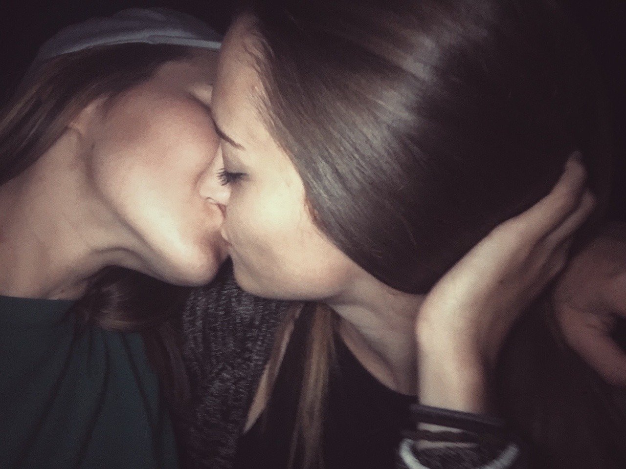 Старые лесбухи. Две девушки любовь. Поцелуй двух девушек. Девушка целует. Красивый поцелуй девушек.