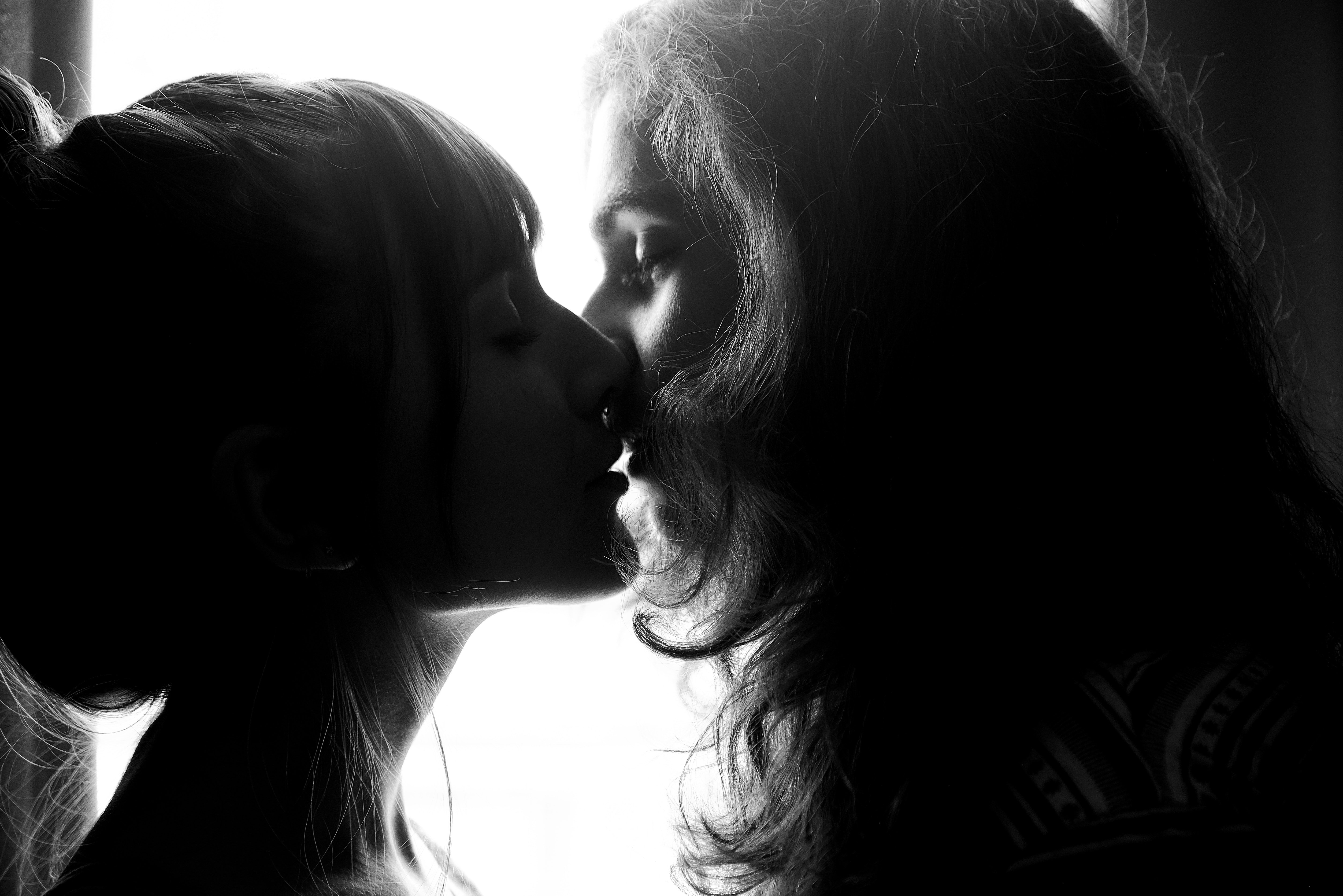 Женщины нежно целуют женщин. Две девушки любовь. Поцелуй девушек. Поцелуй двух девушек. Красивый поцелуй.