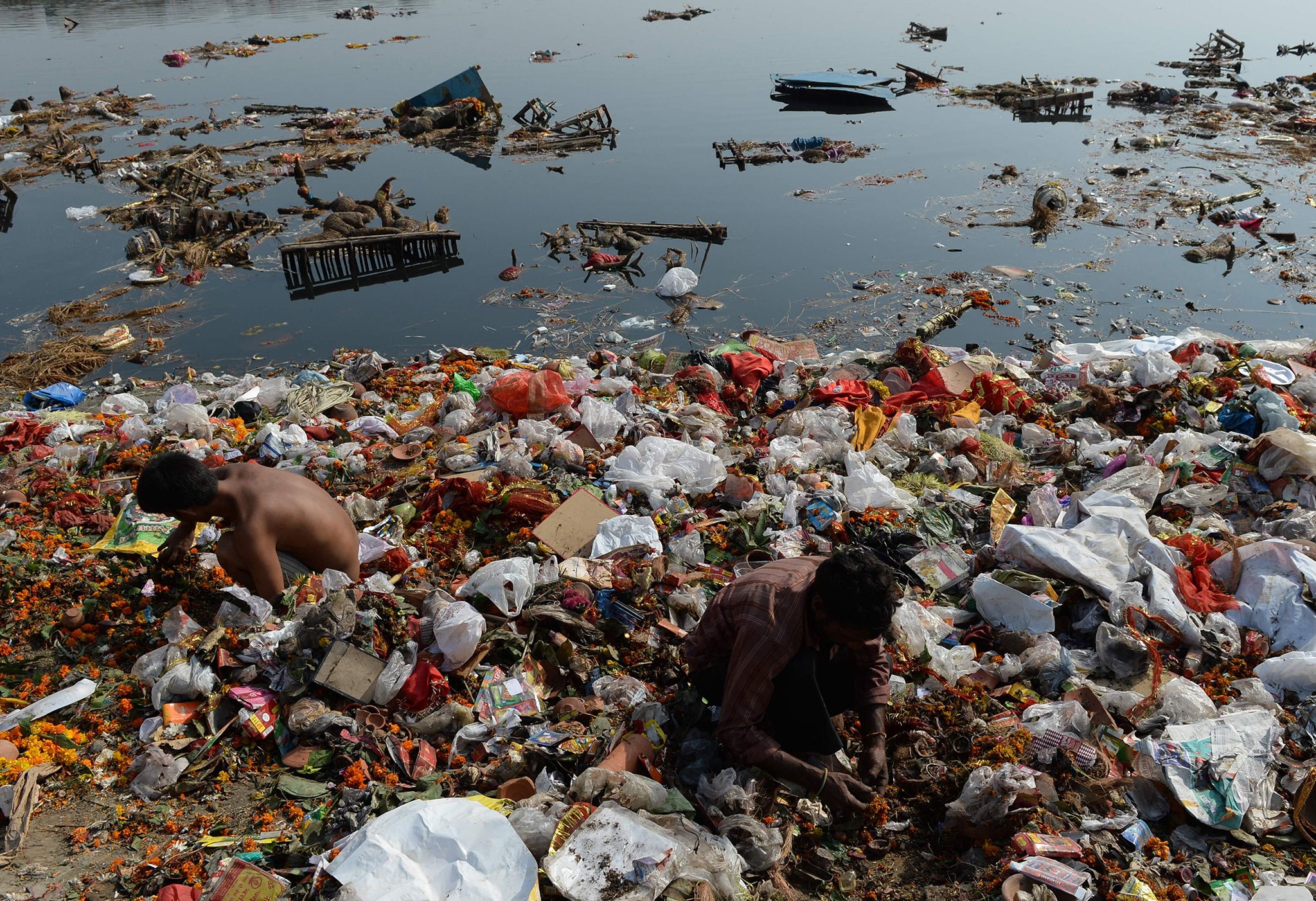 Экологические проблемы глобальная катастрофа. Река ганг в Индии загрязнения. Река ганг самая грязная река в мире. Река Ямуна в Индии. Ганг самая грязная река в мире.