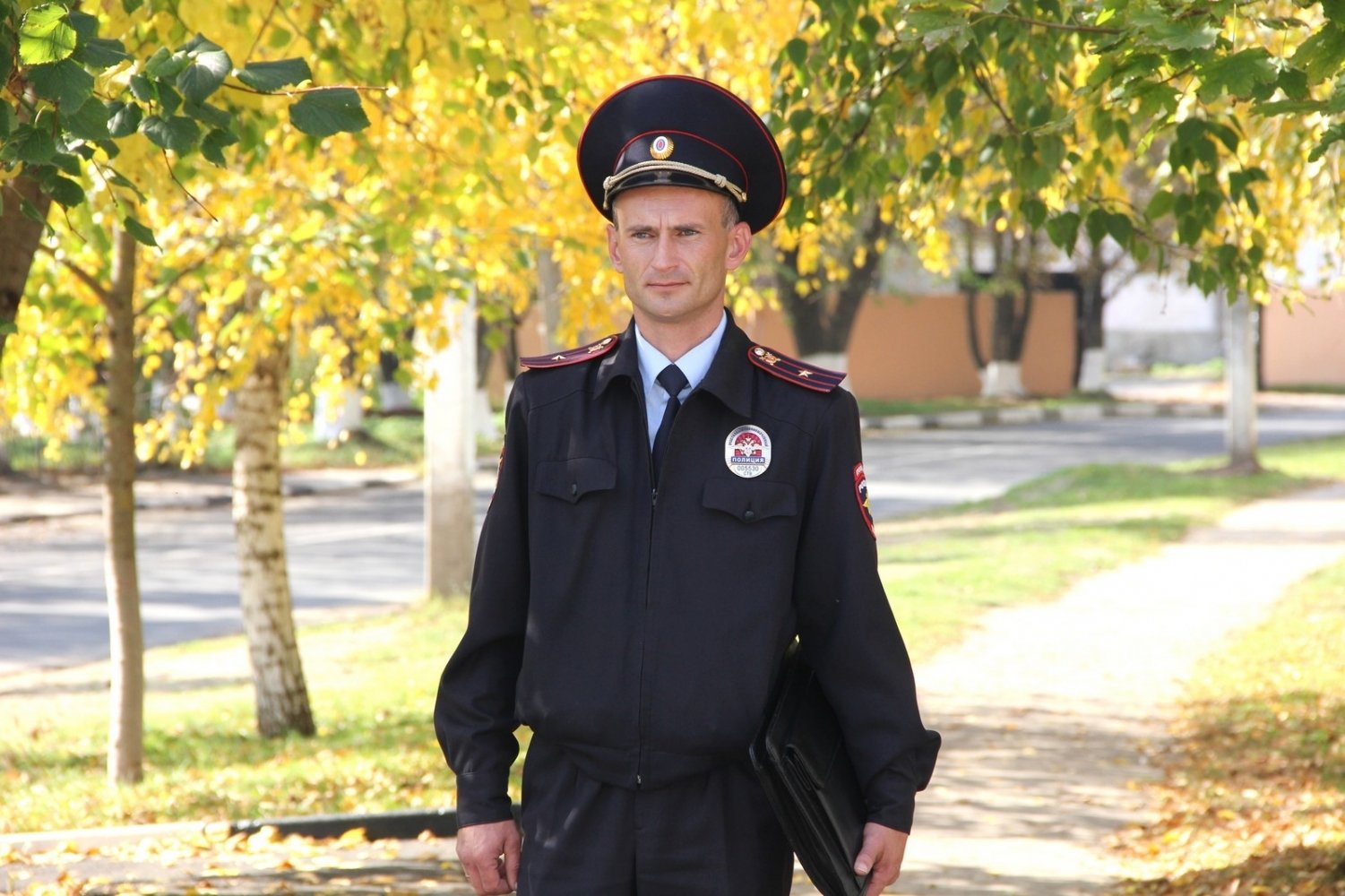 Молодой участковый. Форма полиции. Полицейский. Полицейская форма России. Форма сотрудника полиции.