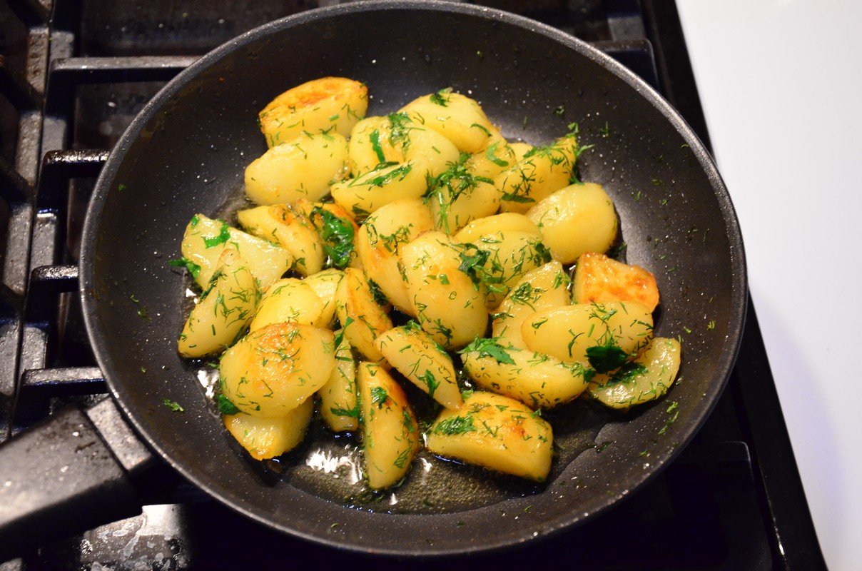 Жареная картошка на воде на сковороде