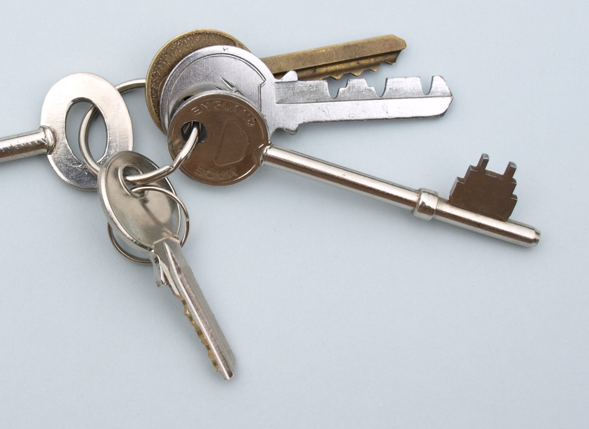 Ключи бывший муж. Связка ключей. Ключ дверной. Квартирные ключи. Ключ от входной двери.