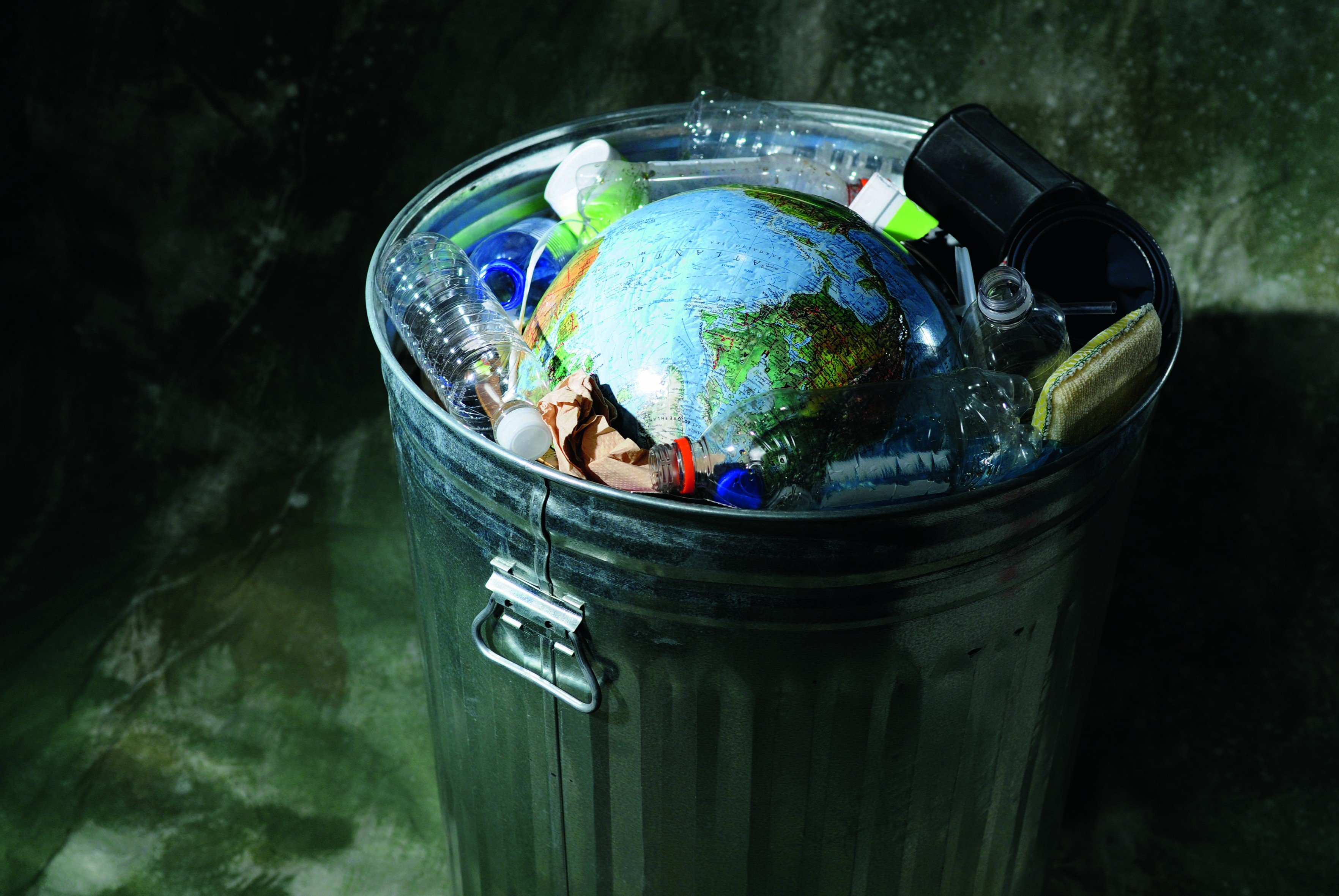 Глобальная проблема отходы. Загрязнение планеты. Загрязнение природы мусором. Мусорный бак.