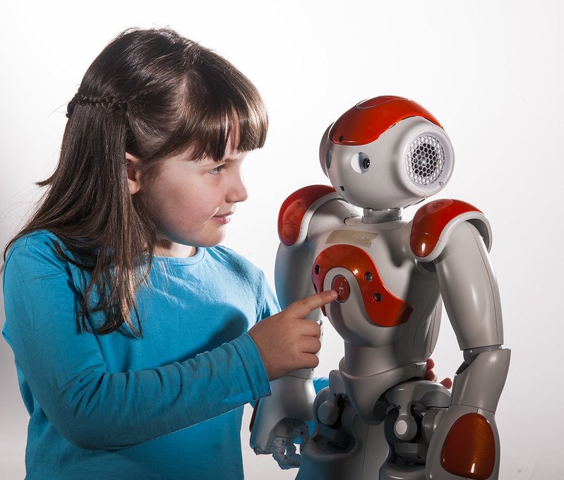 Мальчик купил робота. Роботы для детей. Обучающий робот. Обучающий робот для детей. Обучаемый робот игрушка.