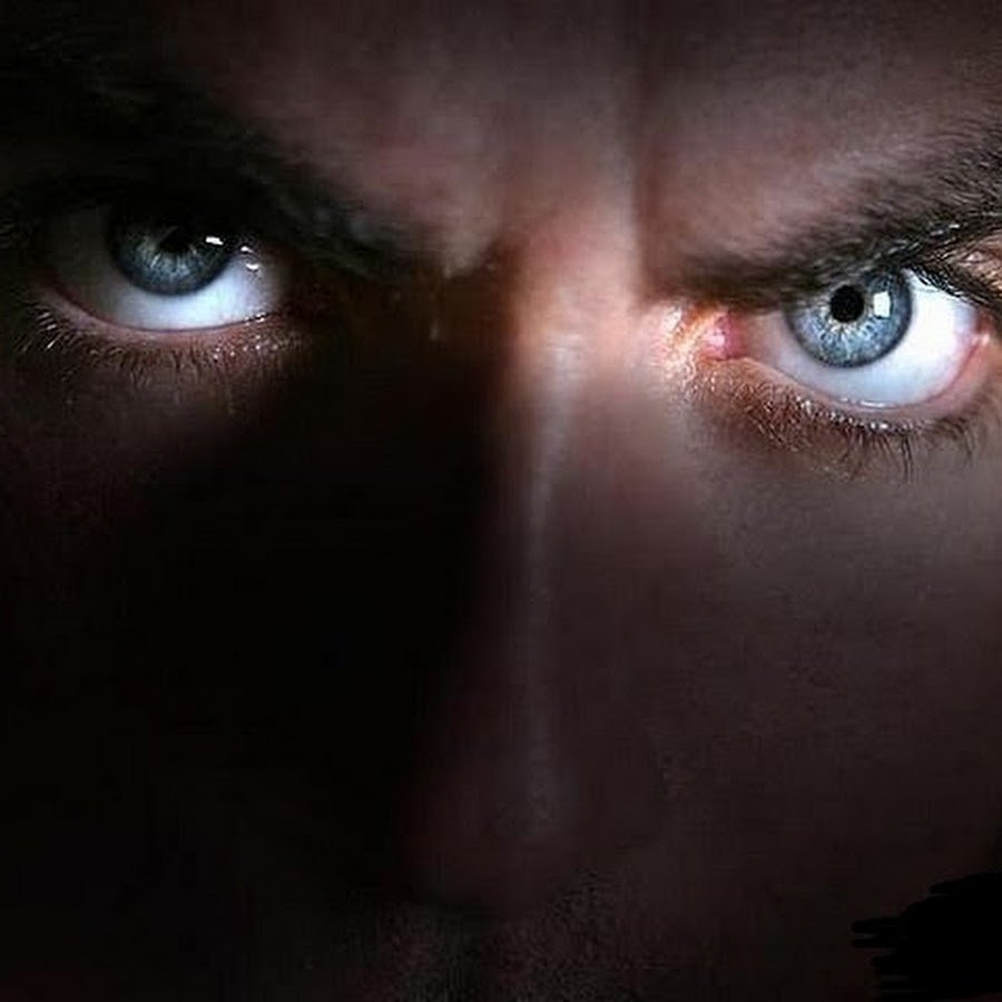 Мужчина в глазке. Глаза мужские. Злые глаза человека. Злые голубые глаза. Злые мужские глаза.