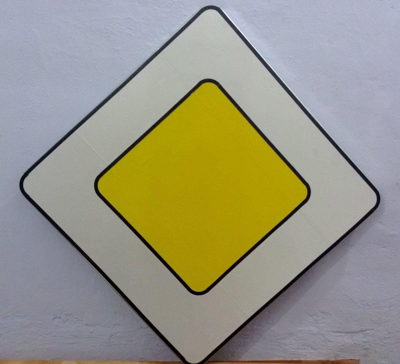 Почему знак желтый. Знак 2.1 Главная дорога. Дорожный знак Главная дорога. Знак Главная дорога ПДД. Желтый ромбик дорожный знак.