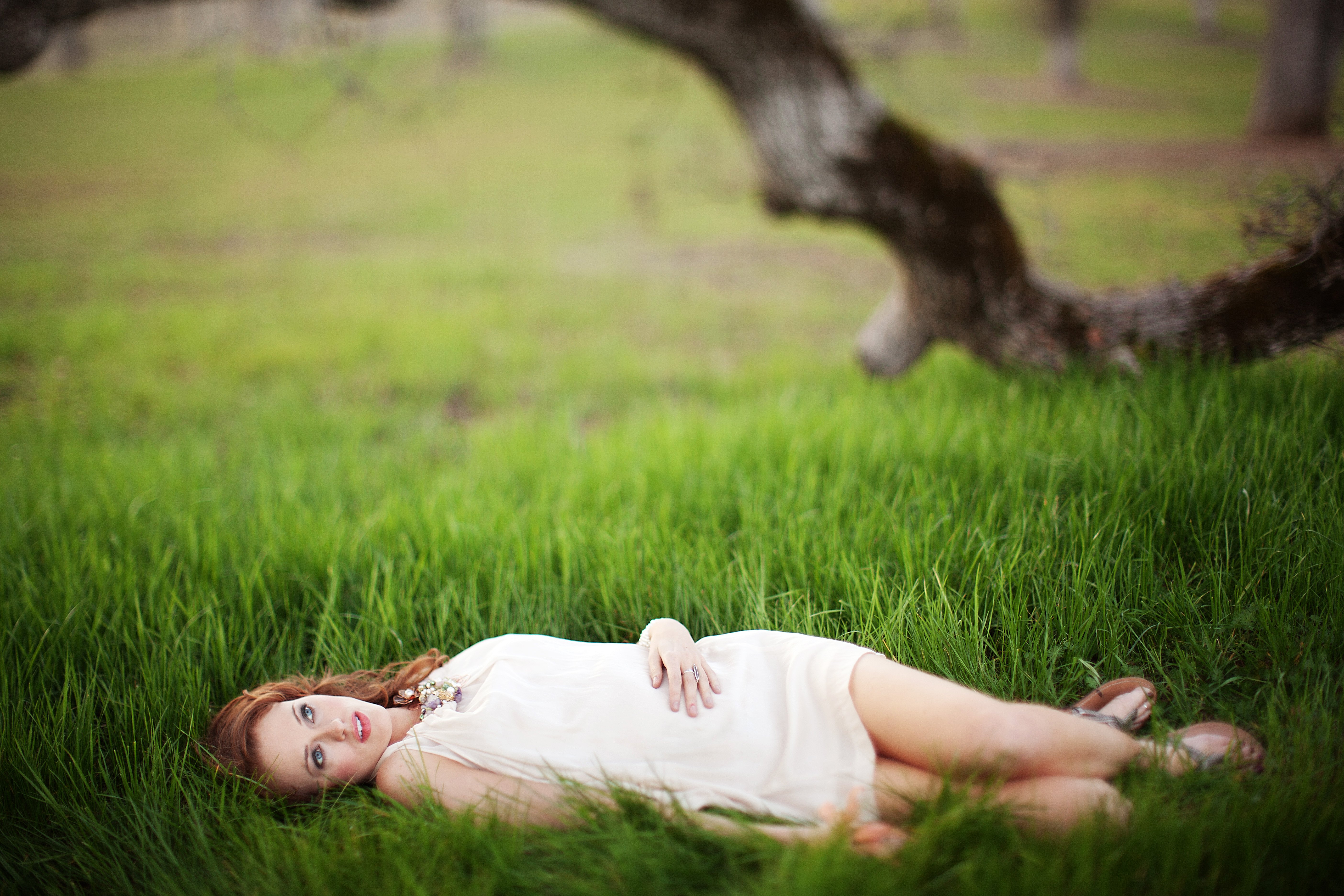 Лежу фото. Девочка лежит на траве. Девочка лежит на травке. Женщина в траве. Лежание на траве.
