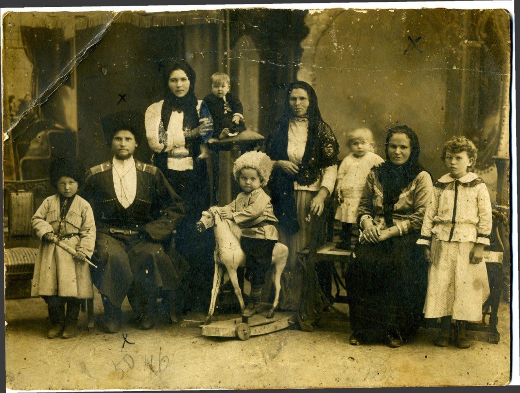 Семья после революции. Кубанские казаки семья 1900е. Уссурийские казаки семья 19 век. Большая Кубанская семья Казаков. Семья Казаков 19 век.