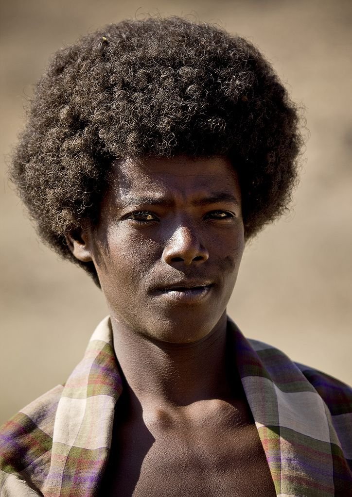 Этнический негр. Африканские парни. Африканский юноша. Африканские прически. Эфиопы мужчины.