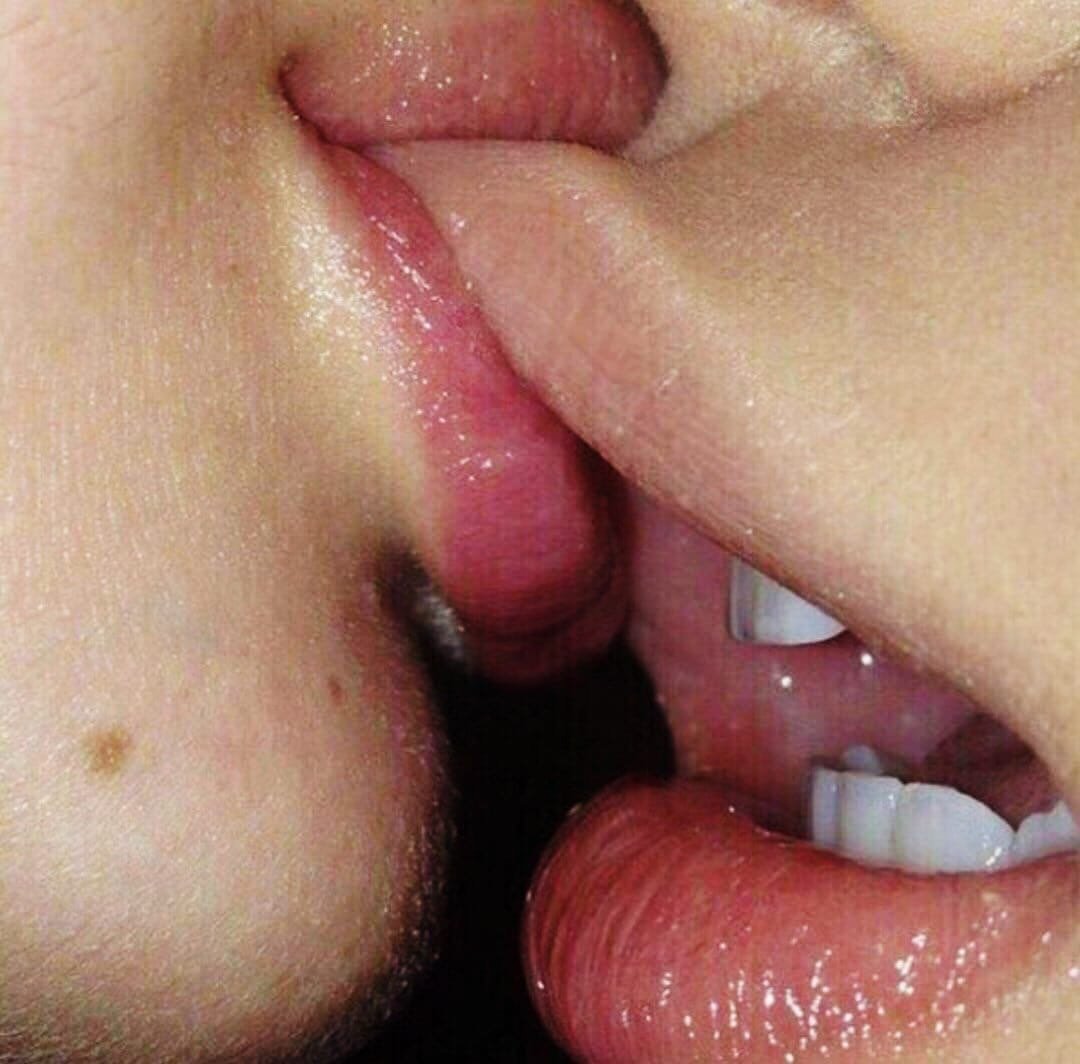 Покусывание губ