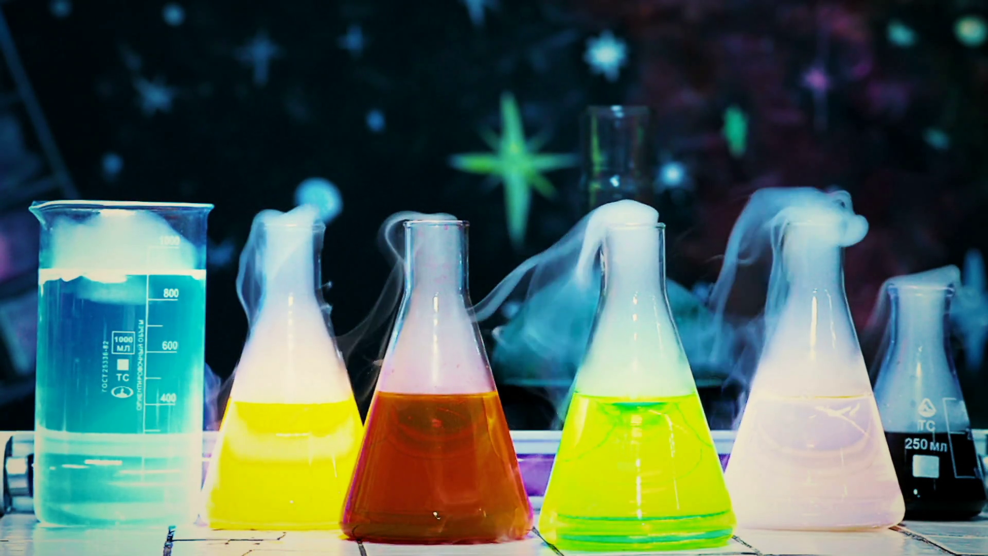 Реагенты эксперименты. Колбы химические. Разноцветные колбы. Красивые химические опыты. Колбы с разноцветными жидкостями.