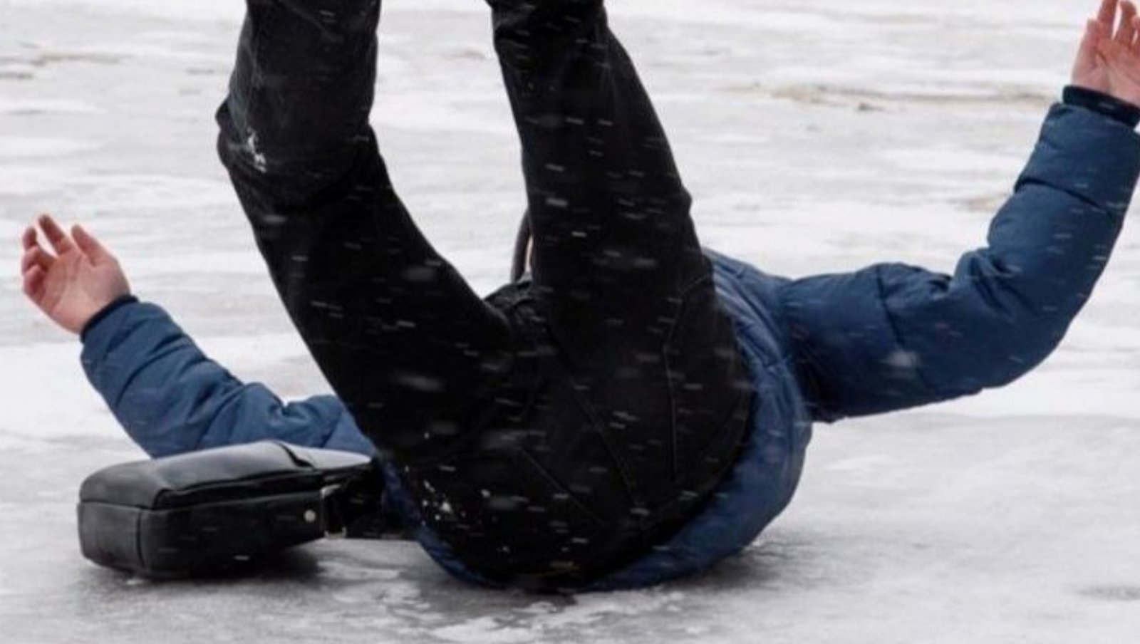 Гололед падает. Гололед. Поскользнулся на льду. Человек подскальзывается на льду. Пешеход поскользнулся.