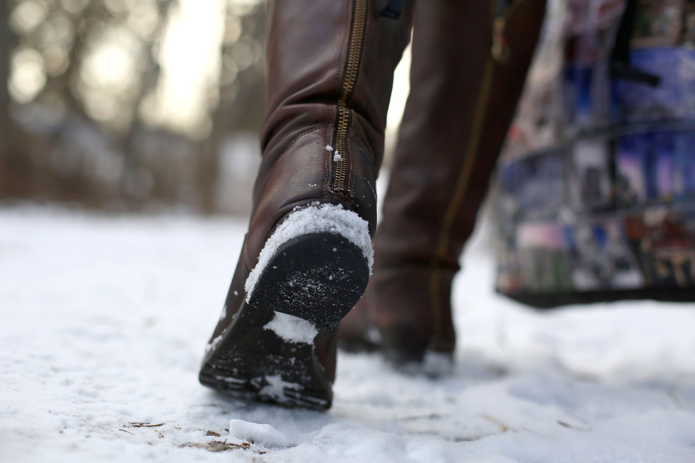 Подошва гололед. Скользкие зимние ботинки. Ботинки в снегу. Сапоги для снега. Ноги в зимней обуви.