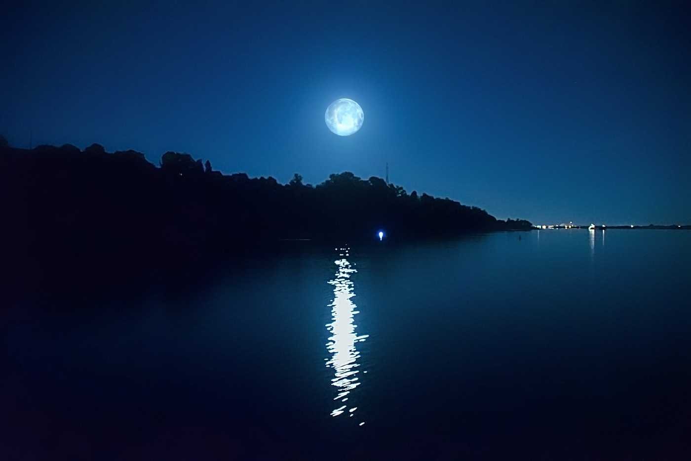 Какой лунной ночью. Лунный свет над Фирвальдштетским озером. Луна река. Река ночью. Лунная ночь.